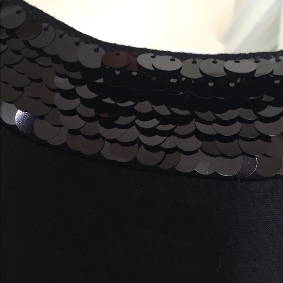 Black blouse w/ nicely sequenced design up front - Picture 3 of 3